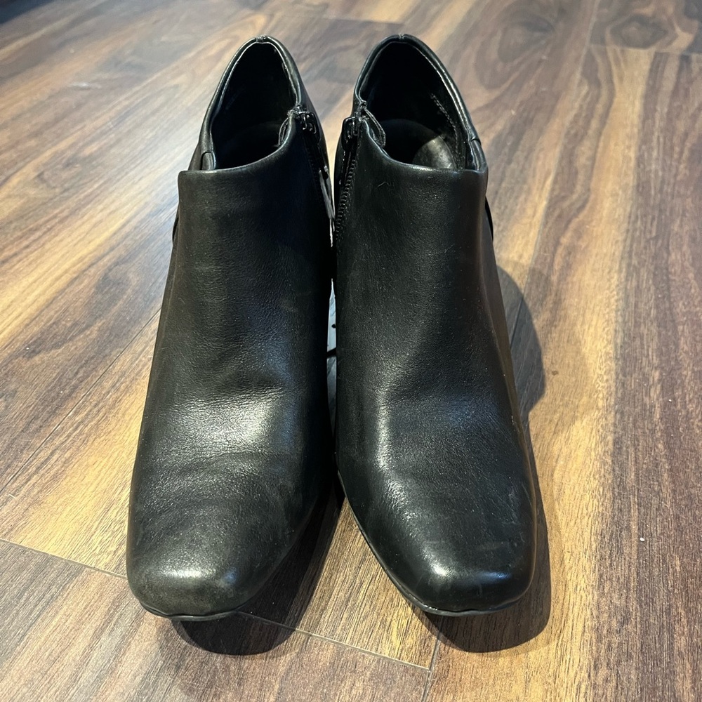 Hillard & Hanson Sleek Black Ankle Boots
